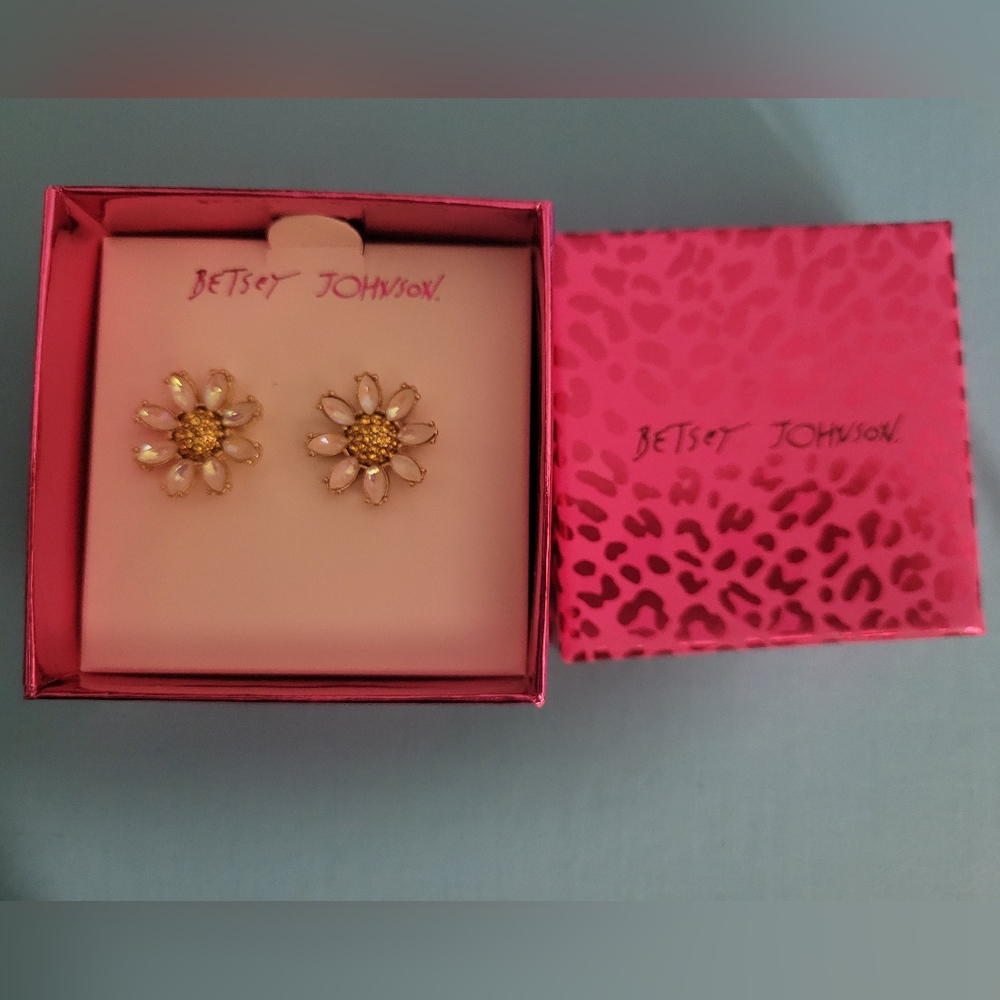 Daisy Earrings - Picture 2 of 3